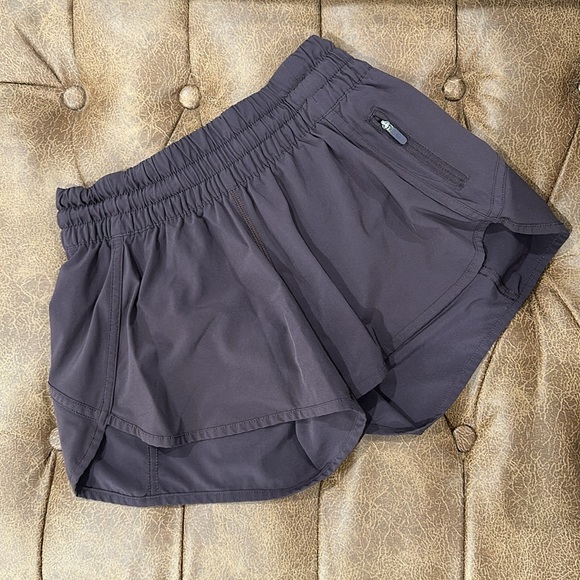 Lululemon tracker short in boysenberry size 6 4” inseam - Picture 1 of 10